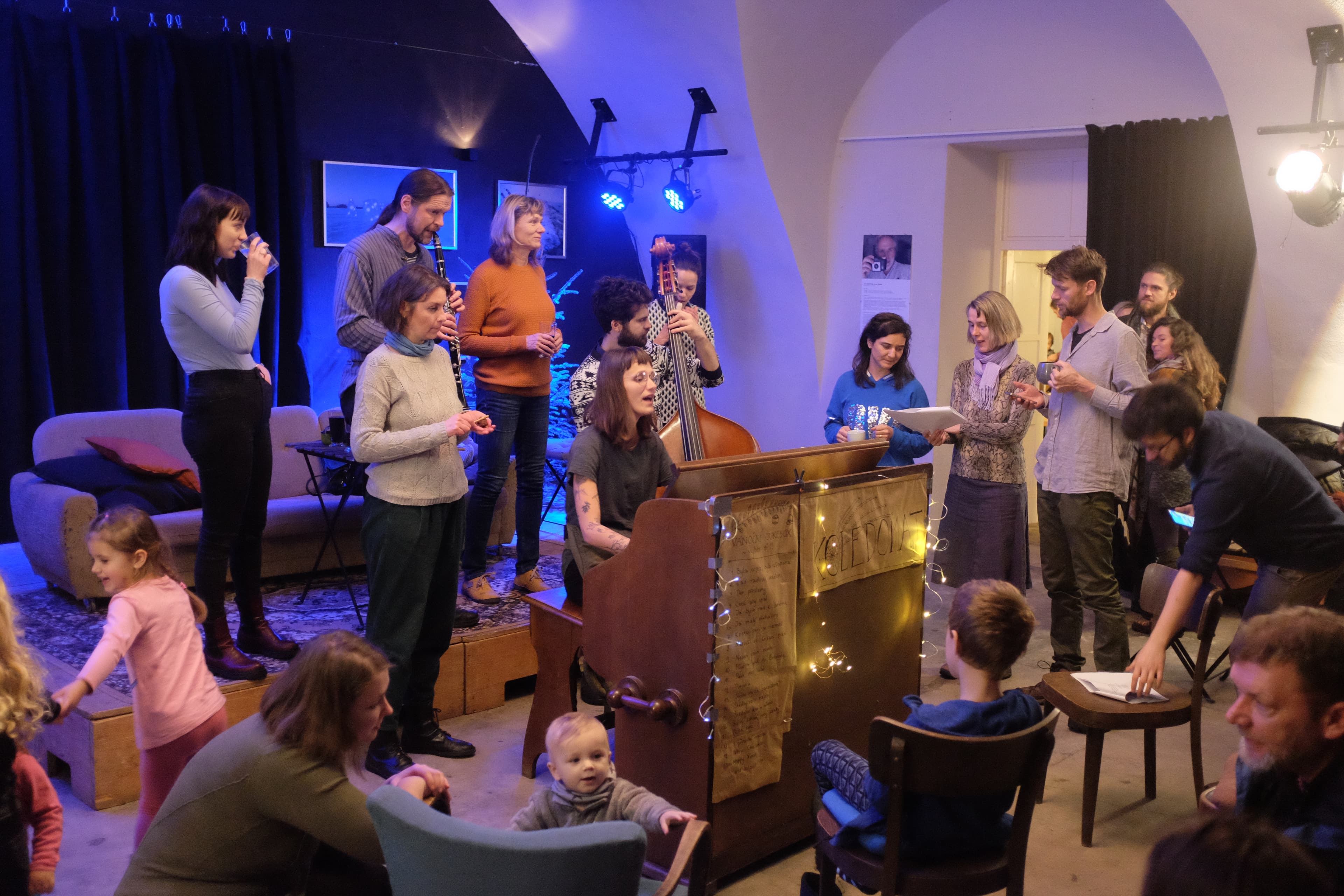 Vánoční Koledomat, oblíbené kolední tour po Boskovicích se stařičkým harmoniem, tradičně se zakončením v Prostoru