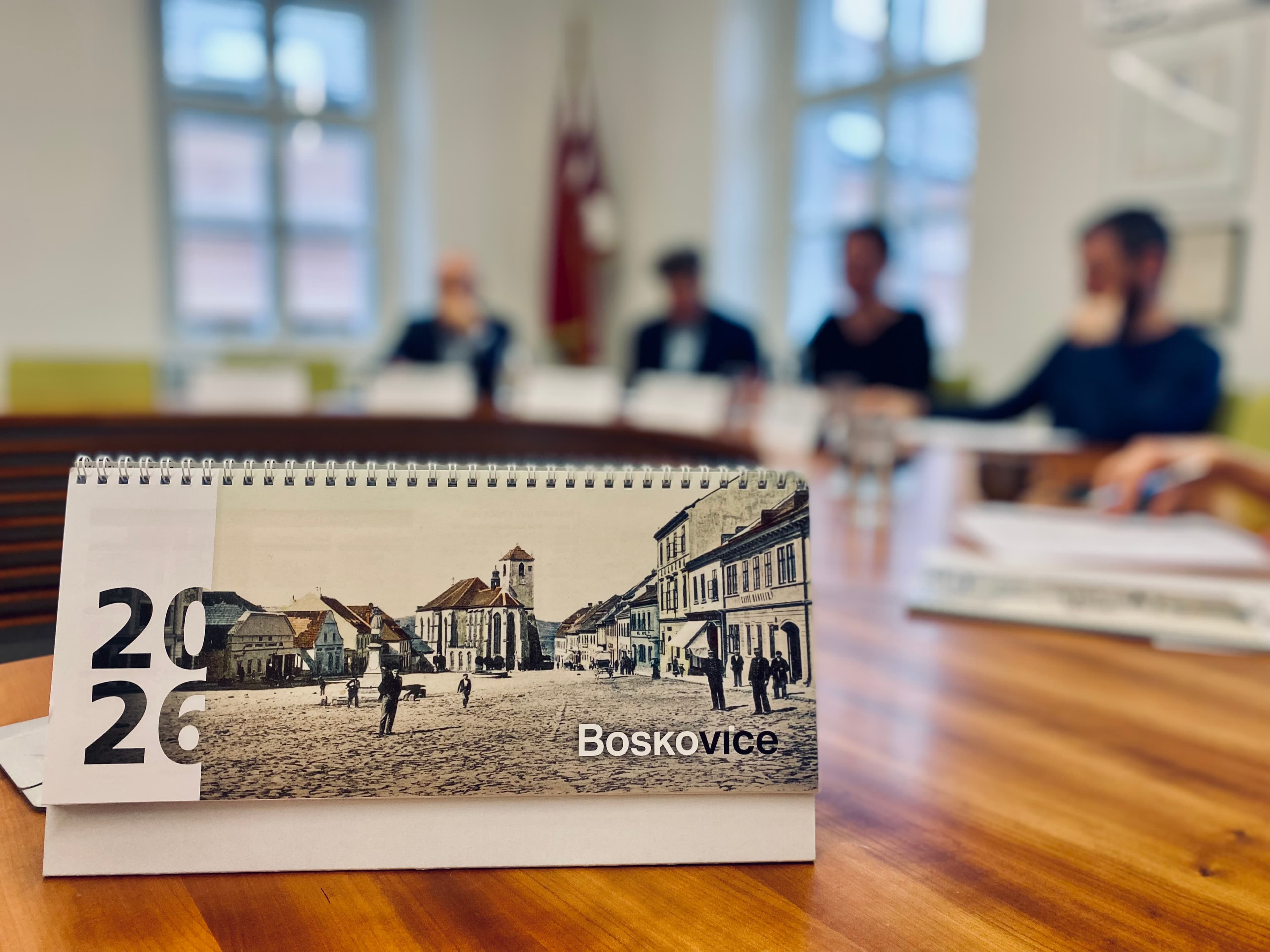 Město vydalo nový stolní kalendář, který tentokrát přináší především historické fotografie města. Připravili ho Jaroslav Parma a Milan Sivera. K dostání je v obou knihkupectvích na náměstí a v infocentru na radnici.